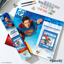 Laden Sie das Bild in den Galerie-Viewer, Superman im Flug mit Krypto