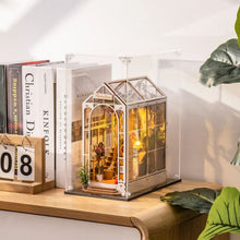 Laden Sie das Bild in den Galerie-Viewer, Book Nook - Staubschutzhaube