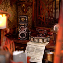 Laden Sie das Bild in den Galerie-Viewer, Book Nook - Dunkelkammer