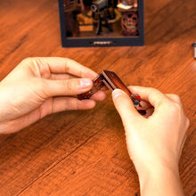 Laden Sie das Bild in den Galerie-Viewer, Book Nook - Dunkelkammer