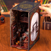 Laden Sie das Bild in den Galerie-Viewer, Book Nook - Dunkelkammer