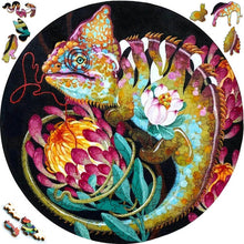 Laden Sie das Bild in den Galerie-Viewer, 2D Holzpuzzle – Chamäleon und Blumen