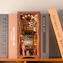 Laden Sie das Bild in den Galerie-Viewer, Book Nook - Unter dem Kirschbaum