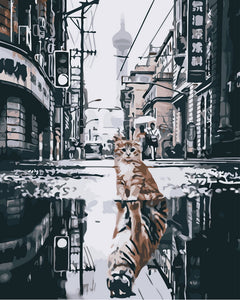 Malen nach Zahlen – Katze, die den Tiger in der Stadt reflektiert