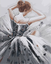 Laden Sie das Bild in den Galerie-Viewer, Malen nach Zahlen Figured&#39;Art – Tänzerin und graues Kleid