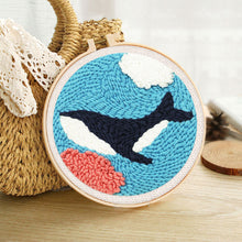 Laden Sie das Bild in den Galerie-Viewer, Punch Needle Orca im Meer