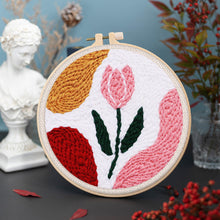 Laden Sie das Bild in den Galerie-Viewer, Punch Needle Rosa Tulpe