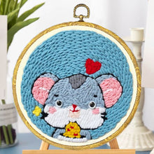 Laden Sie das Bild in den Galerie-Viewer, Punch Needle set Kleine Maus mit einem Keks