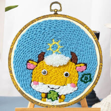 Laden Sie das Bild in den Galerie-Viewer, Punch Needle set Kleiner Stier mit einem Blatt