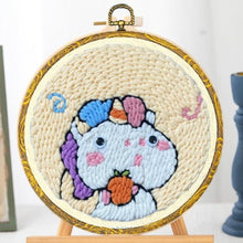 Laden Sie das Bild in den Galerie-Viewer, Punch Needle set Kleines Einhorn mit einer Orange