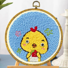 Laden Sie das Bild in den Galerie-Viewer, Punch Needle set Kleines Küken mit einer Erdbeere