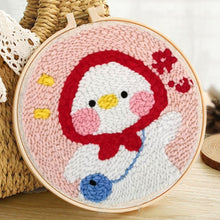 Laden Sie das Bild in den Galerie-Viewer, Punch Needle set Entenbaby mit roter Mütze