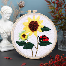 Laden Sie das Bild in den Galerie-Viewer, Punch Needle Marienkäfer auf einer Sonnenblume