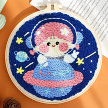 Laden Sie das Bild in den Galerie-Viewer, Punch Needle set Kosmonautenmädchen auf dem Saturn
