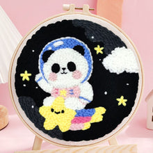 Laden Sie das Bild in den Galerie-Viewer, Punch Needle set Kosmonaut Panda