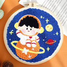 Laden Sie das Bild in den Galerie-Viewer, Punch Needle set Kosmonautenjunge auf dem Saturn