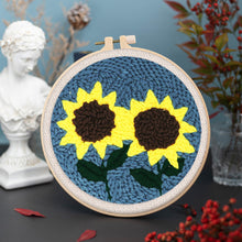 Laden Sie das Bild in den Galerie-Viewer, Punch Needle Sonnenblumen