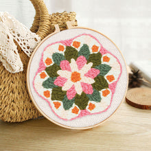 Laden Sie das Bild in den Galerie-Viewer, Punch Needle Blumenkrone