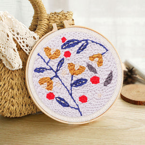 Punch Needle Stechpalmen auf blauem Hintergrund
