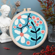 Laden Sie das Bild in den Galerie-Viewer, Punch Needle Ein Strauß weißer Blumen