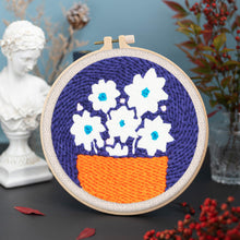 Laden Sie das Bild in den Galerie-Viewer, Punch Needle Weiße Blumen