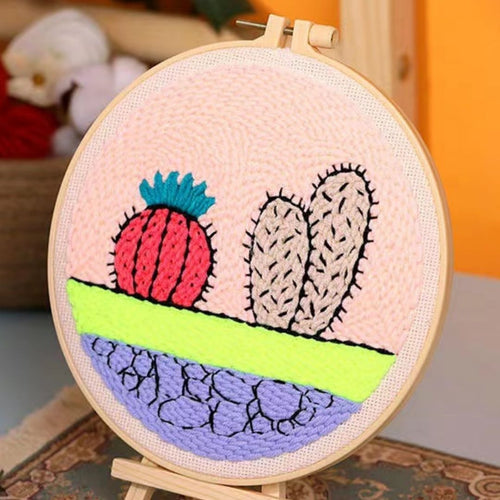 Punch Needle set Bunte Kakteen an einer rosa Wand