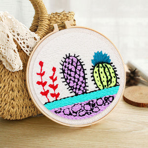 Punch Needle Bunte Kakteen an einer weißen Wand