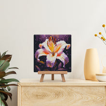 Laden Sie das Bild in den Galerie-Viewer, Mini Diamond Painting 25 x 25 cm - Lilienblüte