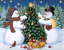 Laden Sie das Bild in den Galerie-Viewer, Diamond Painting, Schneemann und Weihnachtsbaum