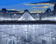 Laden Sie das Bild in den Galerie-Viewer, Malen nach Zahlen fŸr Erwachsene |ÊDie Louvre-Pyramide in Paris | Figured&#39;Art